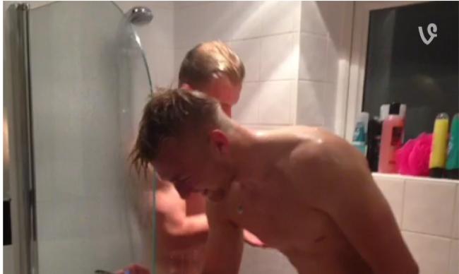 ragazzi nudi in doccia