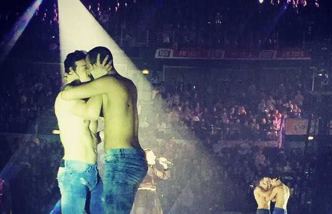 Laura Pausini bacio gay tra due ballerini alla festa di Radio Deejay