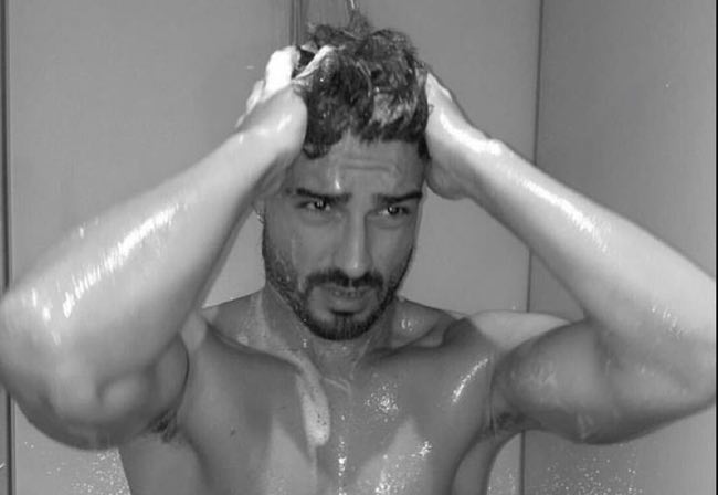 Fabio Colloricchio di Uomini e donne si insapona sotto la doccia