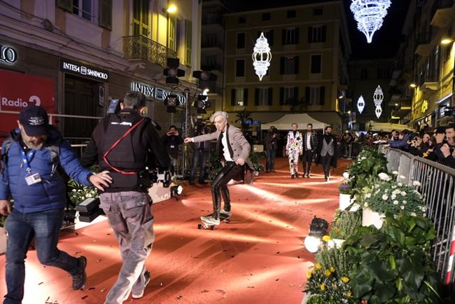 Morgan Festival di Sanremo sul red carpet cade dallo skateboard