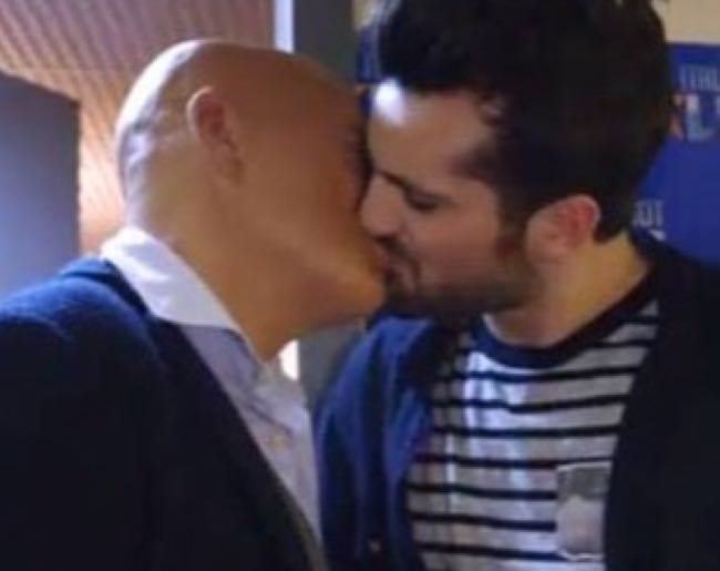 Frank Matano e Claudio Bisio bacio in bocca nel backstage di Italia's Got Talent