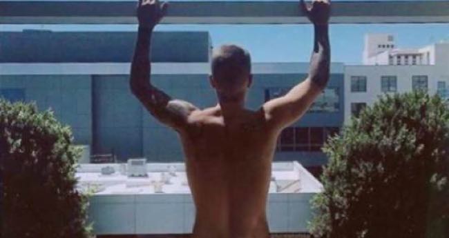 Justin Bieber di nuovo senza vestiti mostra il lato B perfetto