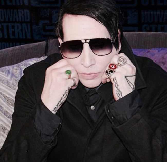 Marilyn Manson ferito su palco durante un concerto a New York