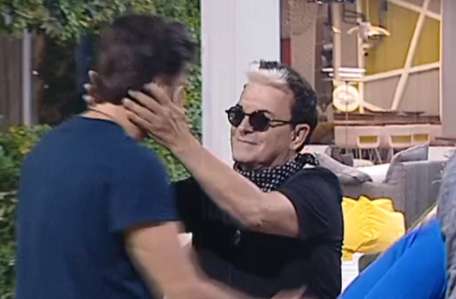 Grande Fratello vip Cristiano Malgioglio bacia Lorenzo Flaherty