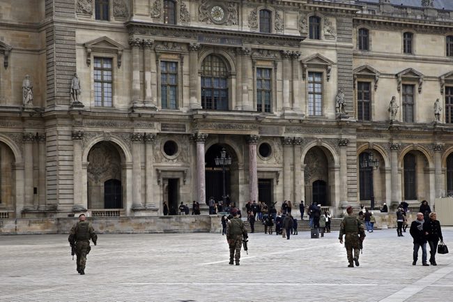 Parigi Louvre Un soldato ha sparato ad un uomo armato di coltello, terrorismo?