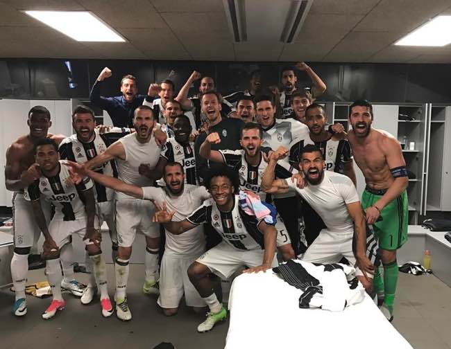 Champions League la Juventus in semifinale la foto negli spogliatoi del dopo partita
