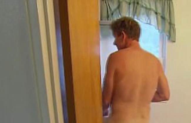 Gordon Ramsay è nudo in doccia in Hotel mentre s'insapona