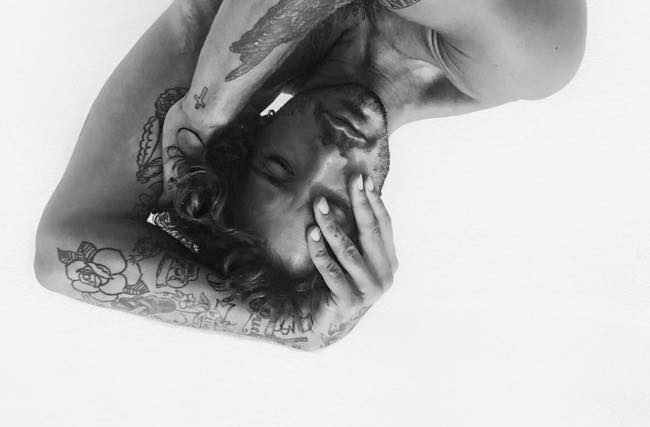 Stefano De Martino nudo a testa in giù su Instagram, la foto