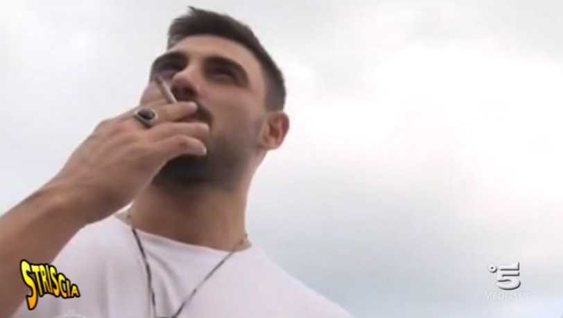 Francesco Monte mentre fuma all'Isola, c'è la foto di Striscia la notizia