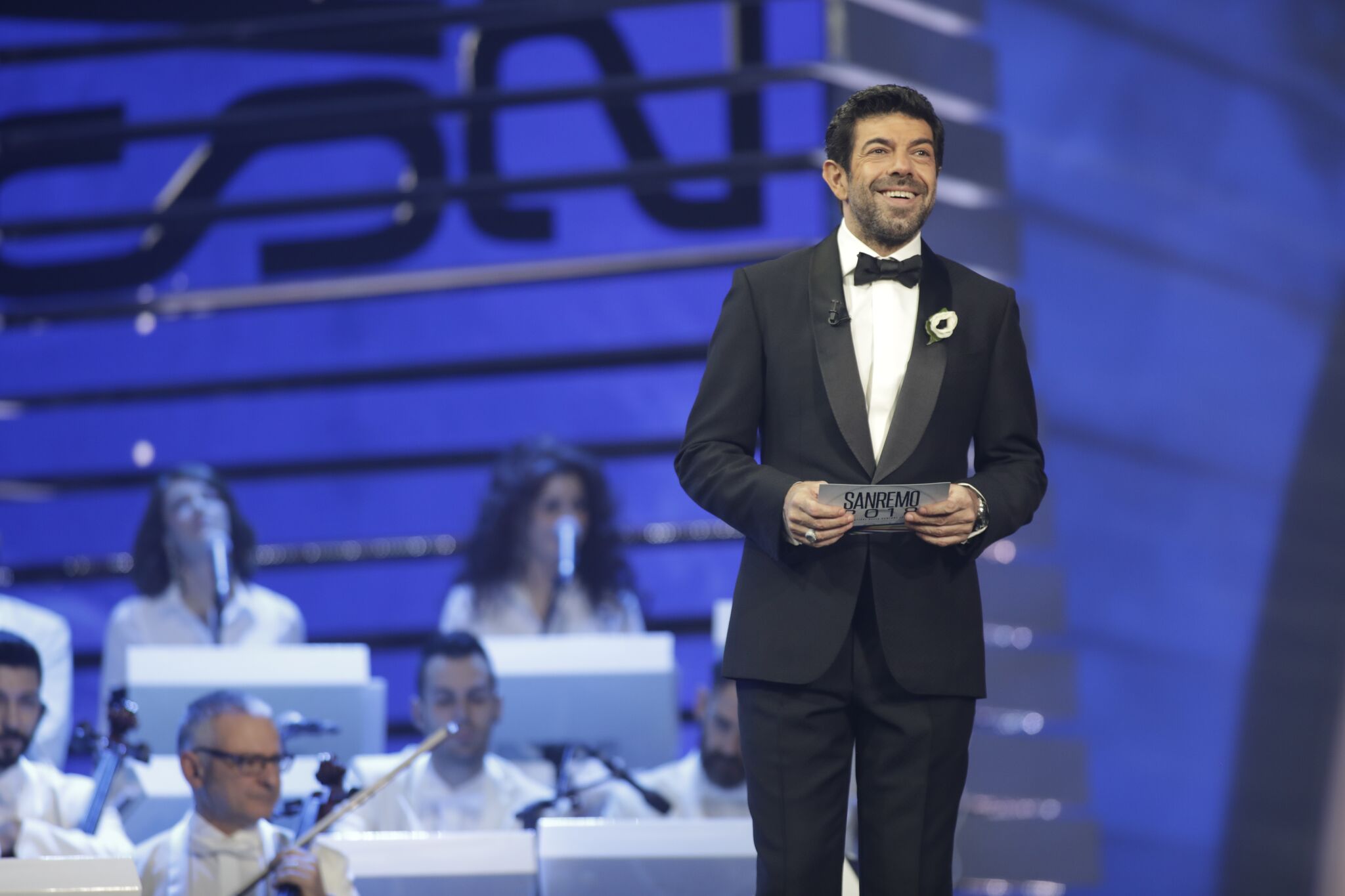Favino Sanremo 2018 abiti e stilista quinta serata Festival finale