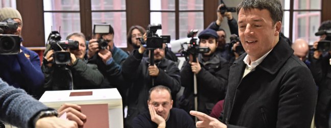 Elezioni politiche gli italiani al voto Renzi vota per primo ecco la foto