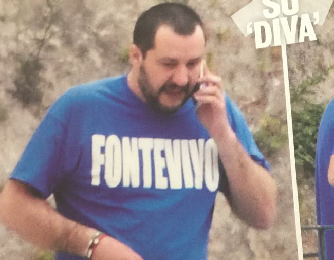 Matteo Salvini in mutande nere sul balcone a Ischia