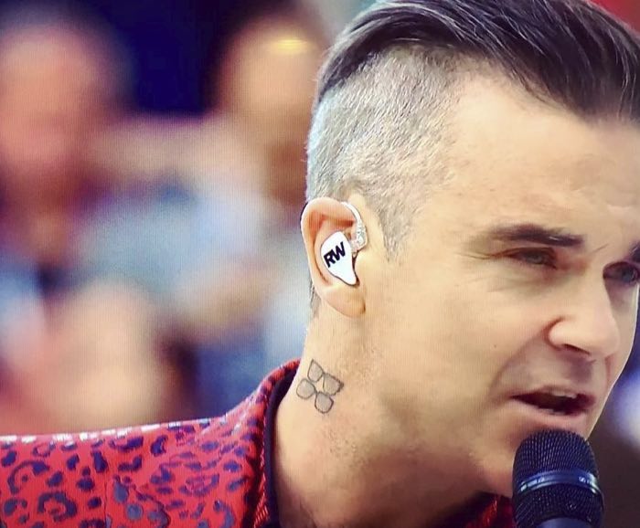 Robbie Williams abito stilista inaugurazione Mondiali 2018, canta Let me entertain you
