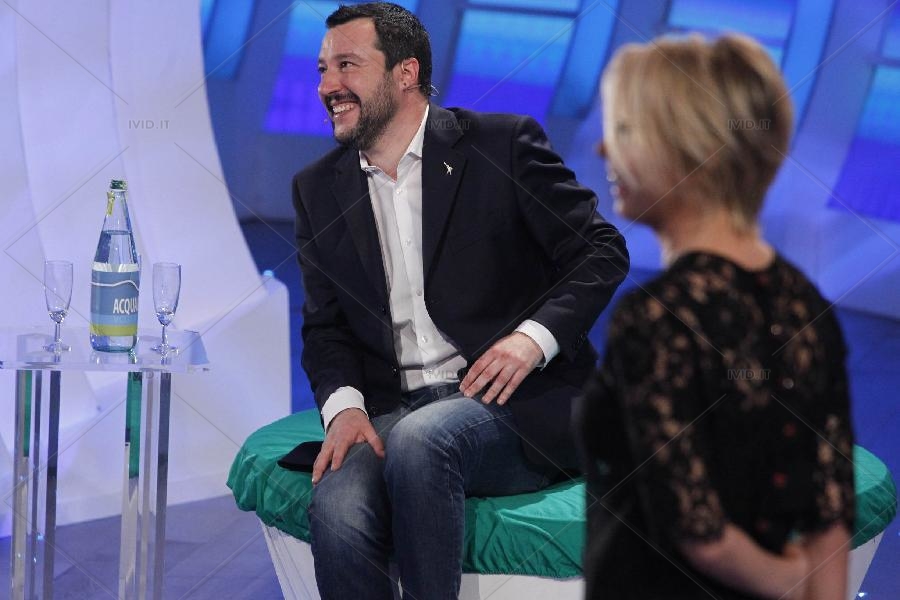 Matteo Salvini guarda Amici, la De Filippi ringrazia ma la Lucarelli lo attacca