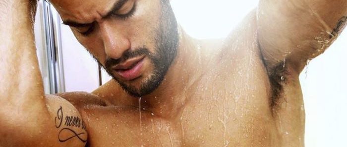 Pierpaolo Pratelli si fa una doccia sexy perchè fa troppo caldo