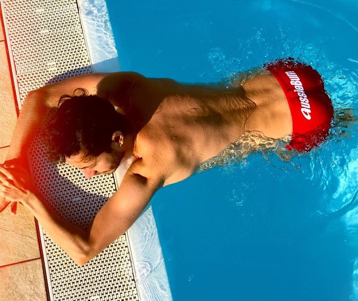 Osvaldo Supino e la sua calda estate in piscina