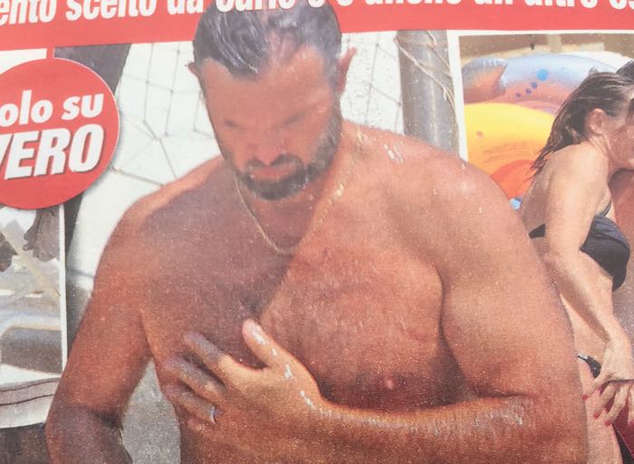 Carlo Cracco in costume di fa la doccia sexy al mare FOTO