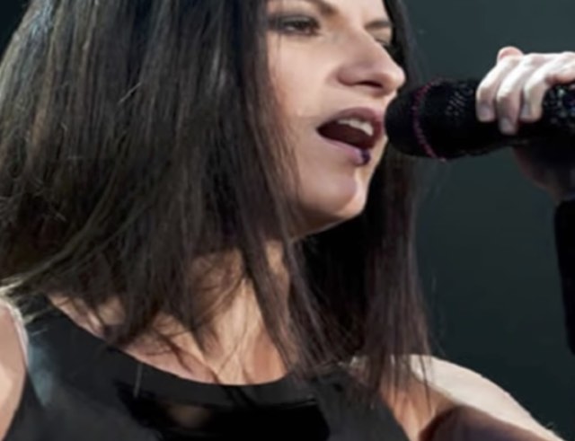 Selvaggia Lucarelli contro Laura Pausini, la regina del pop colpita e affondata?