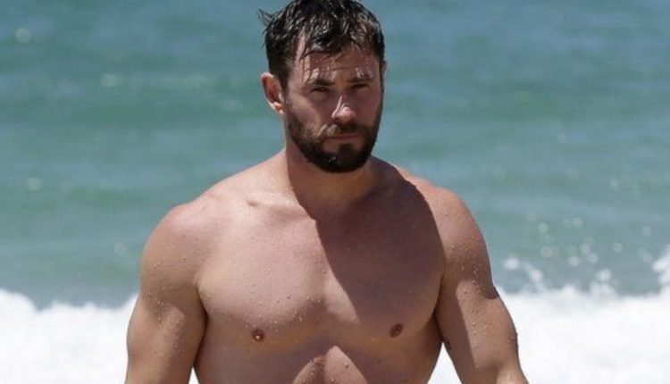 Chris Hemsworth ecco la foto del suo Lato B perfetto mentre fa surf