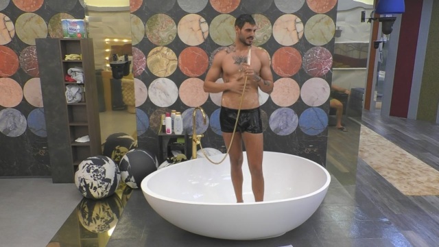 Francesco Monte si fa la doccia al Grande Fratello Vip e si bagnano le mutande