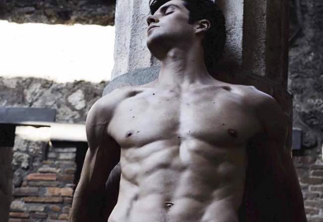 Roberto Bolle pubblica una foto dove mostra il suo corpo perfetto e i fan vanno in delirio