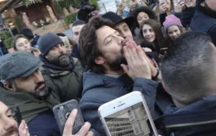 La casa di carta 3 a Firenze l'abbraccio tra Berlino e il professore in presa diretta