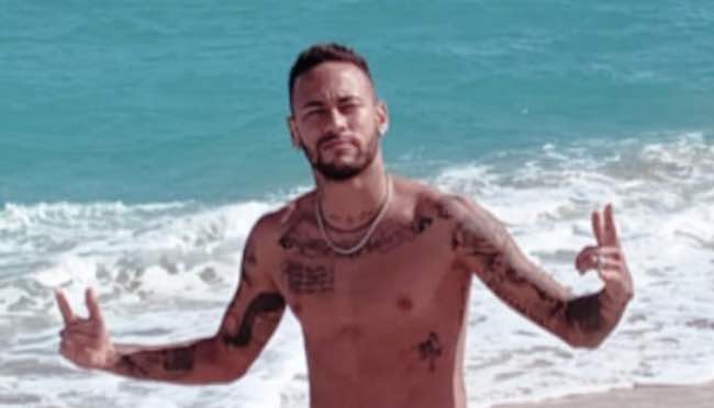 Neymar il calciatore più pagato al mondo al mare in costume attillato