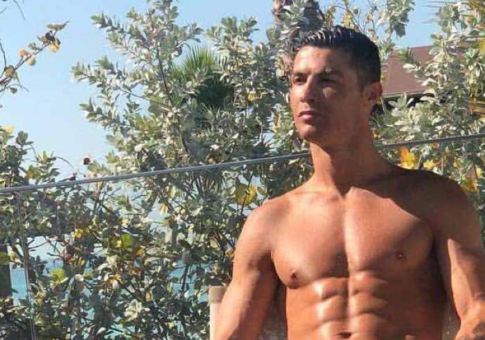 Cristiano Ronaldo in costume bagnato e in pose audaci