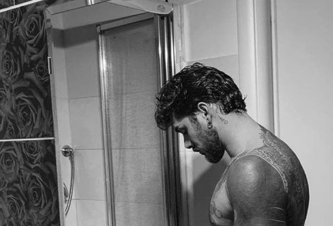 Andrea Cerioli fuori dalla doccia con un asciugamano in vita FOTO