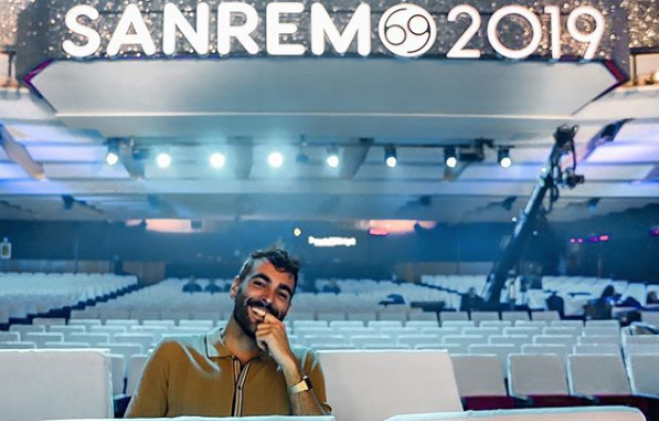 Marco Mengoni ospite seconda serata Sanremo 2019 e lui si mostra a petto nudo