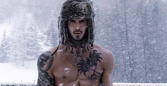 Lucas Peracchi senza vestiti si copre con la neve e poi ci mostra l'intimo