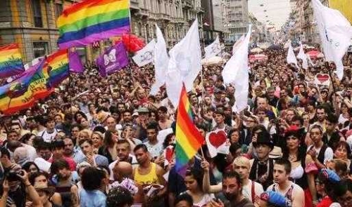 Milano Gay Pride 2019 arriva il condom wall