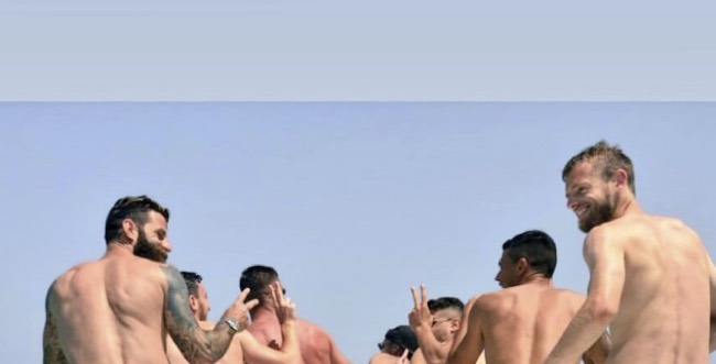 I calciatori del Pisa si spogliano al mare e mostrano tutto il lato B