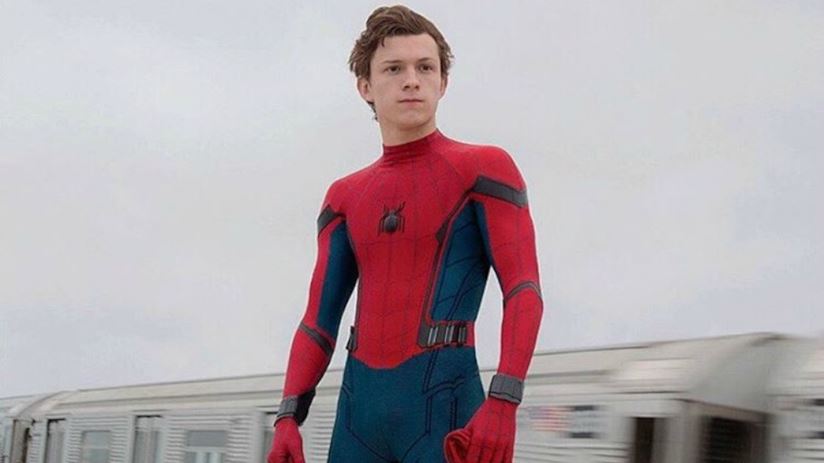 Tom Holland indossa la tuta stretta di Spiderman e si vede tutto