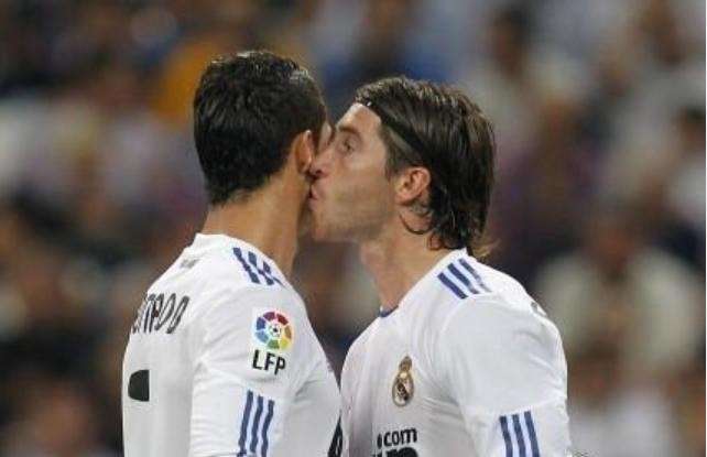 Baci gay tra calciatori in campo da Buffon a Cristiano Ronaldo
