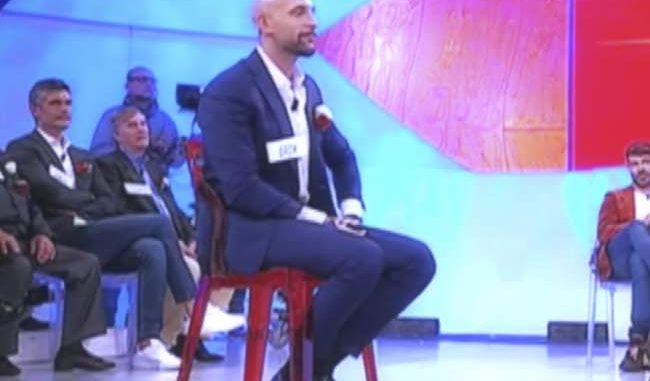 Erik trono over Uomini e donne echi è il cavaliere rasato?