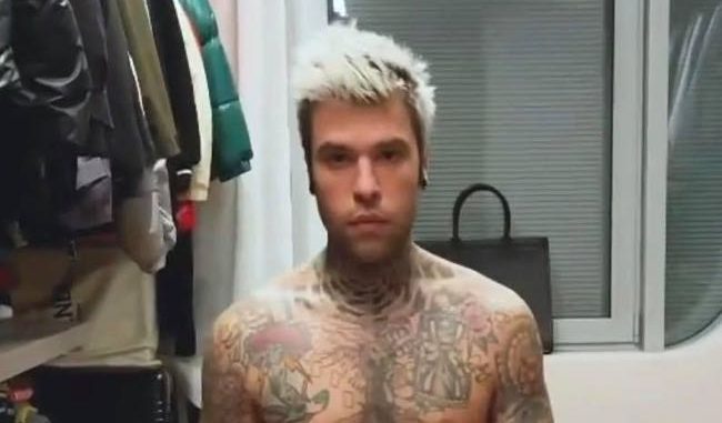 Fedez ci regala un bel pacco di Natale la foto
