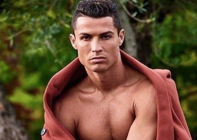 Cristiano Ronaldo foto di Natale in slip bianchi