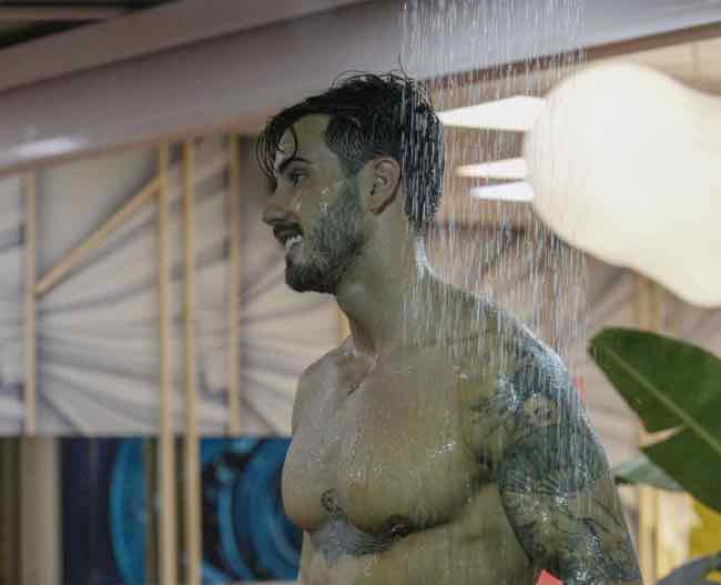 Ivan Gonzalez nuova doccia mentre ammicca alla telecamera