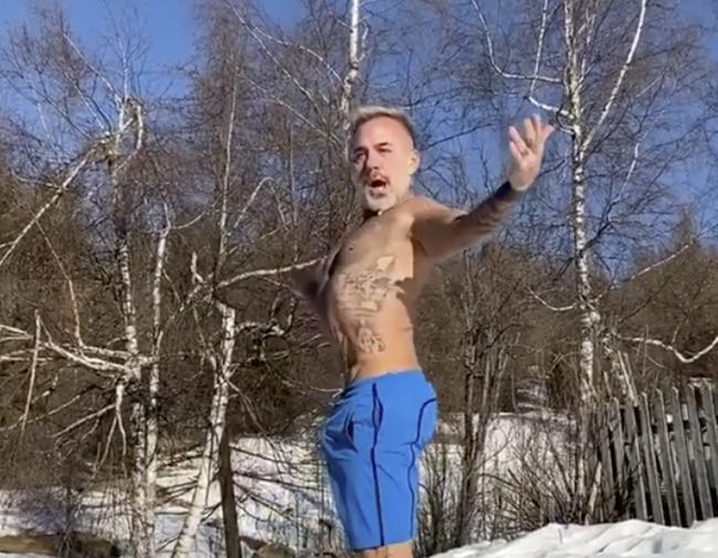 Gianluca Vacchi balla in costume sulla neve e si butta nella jacuzzi