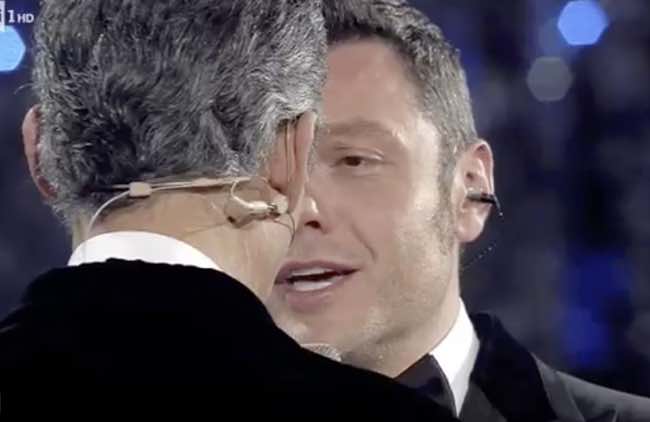 Bacio in bocca tra Tiziano Ferro e Fiorello a Sanremo 2020