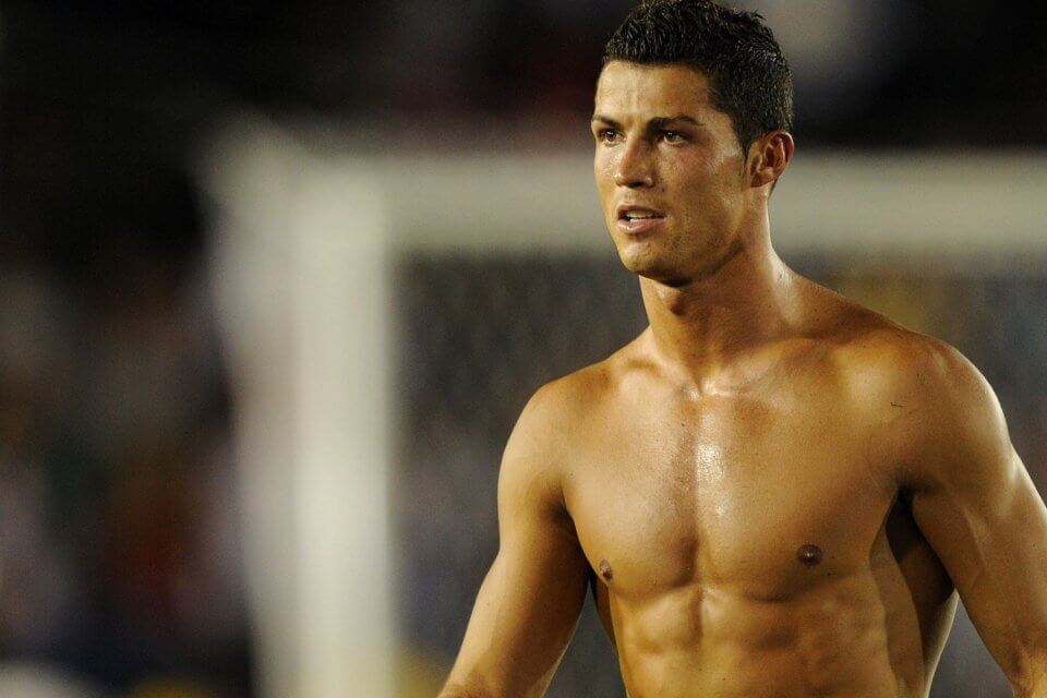 Cristiano Ronaldo con mutande bianche e sdraiato
