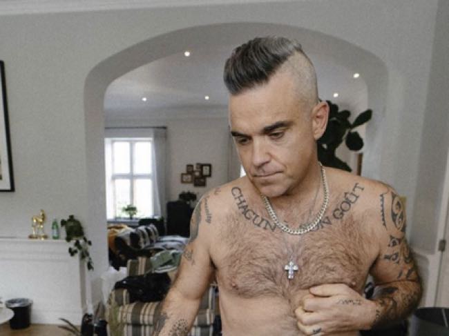 Robbie Williams in mutande in quarantena nuova foto