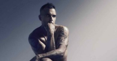 Robbie Williams nudo in copertina del nuovo album