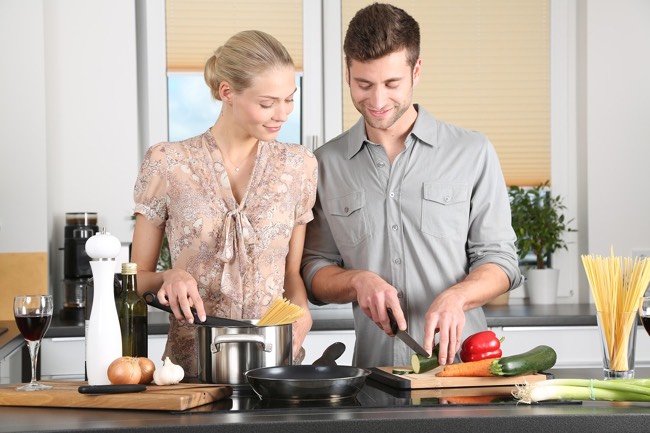 Uomini vs donne in cucina: chi se la cava meglio?