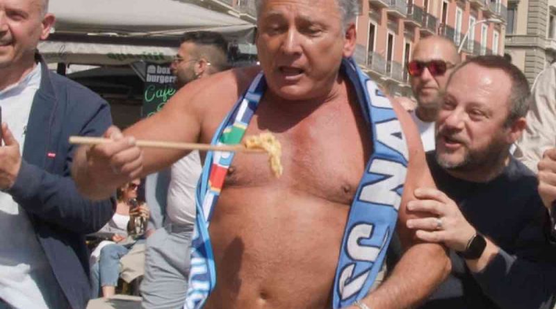Paolantoni nudo per la vittoria del Napoli pisello in mostra