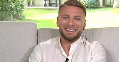 Il Lato B di Ciro Immobile mentre resta in mutande in campo