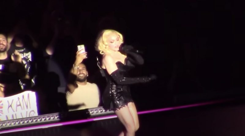 Madonna in concerto racconta di aver visto la morte in faccia