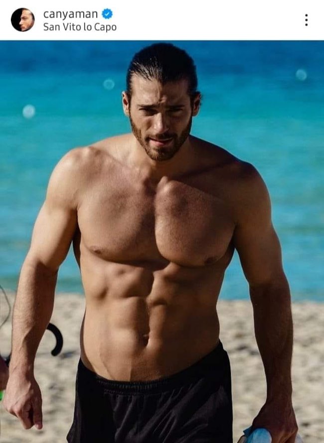 Can Yaman la foto al mare fa impazzire tutti anche nel giorno del suo compleanno