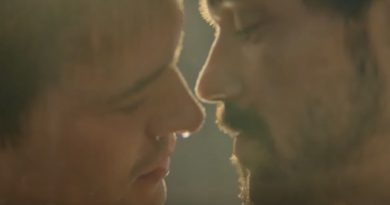 L'amore gay di Alessandro Magno nella serie Netflix e il bacio con Efestione